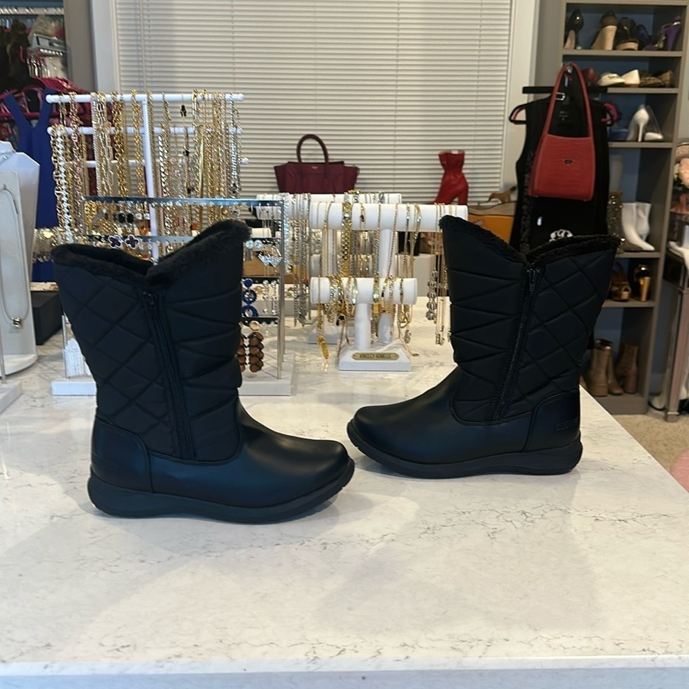 Khombu black faux leather and nylon rain boots size 8W